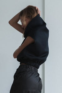 BLUSA NEGRA CUELLO TAMBOR