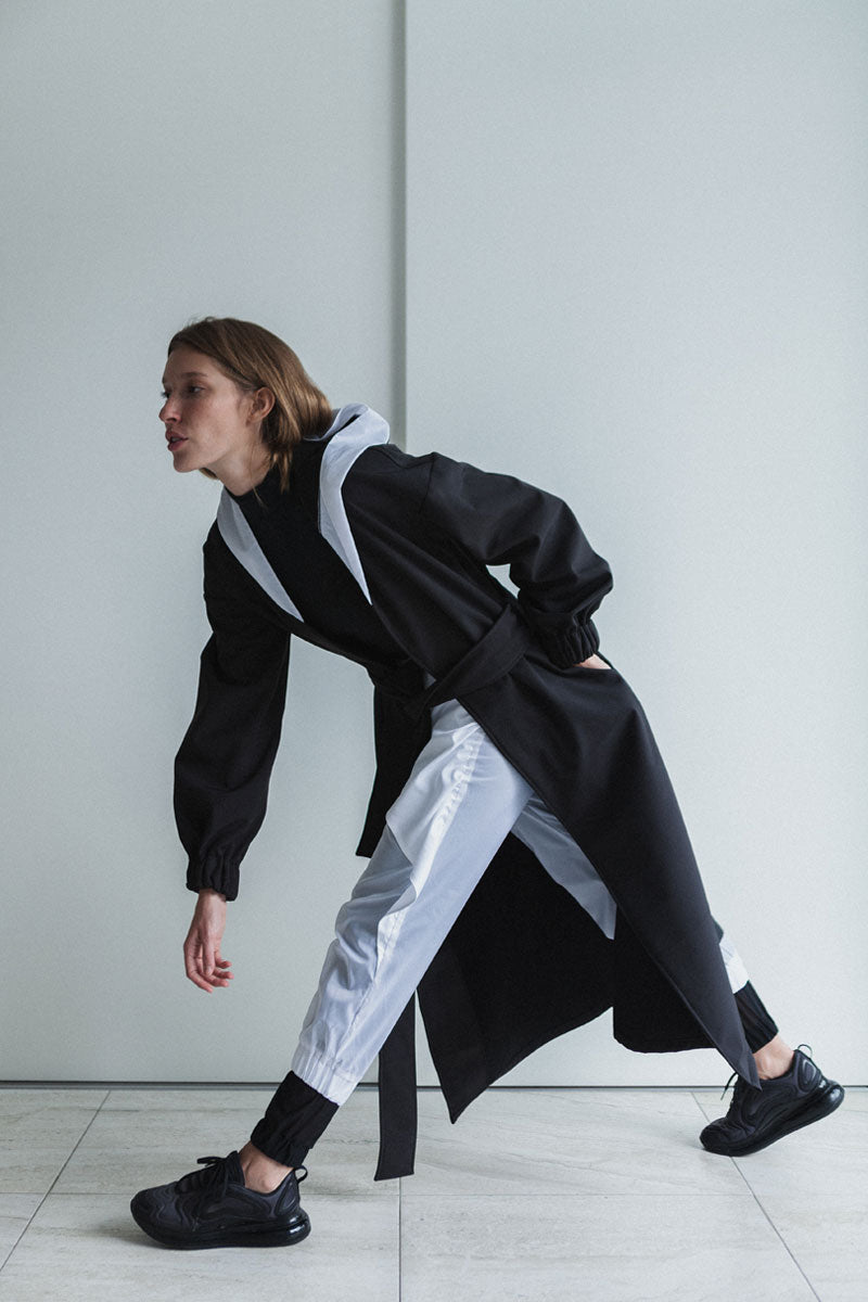 GABARDINA NEGRA CON CAPUCHA